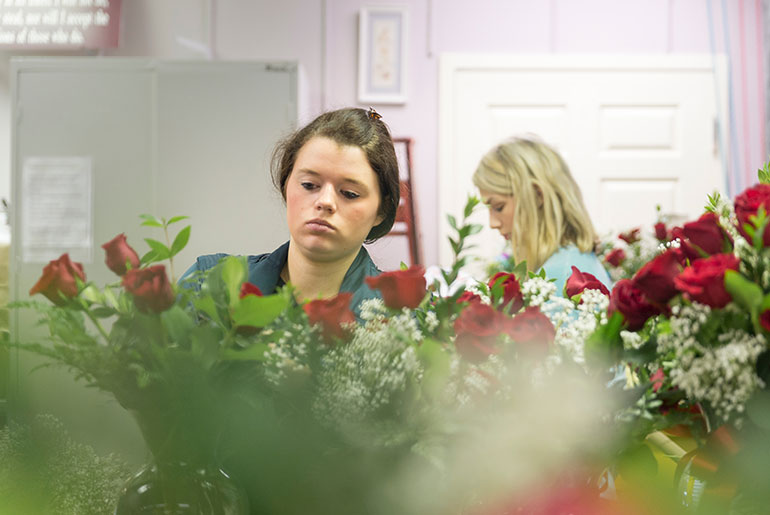 students preparing roses for Valentine